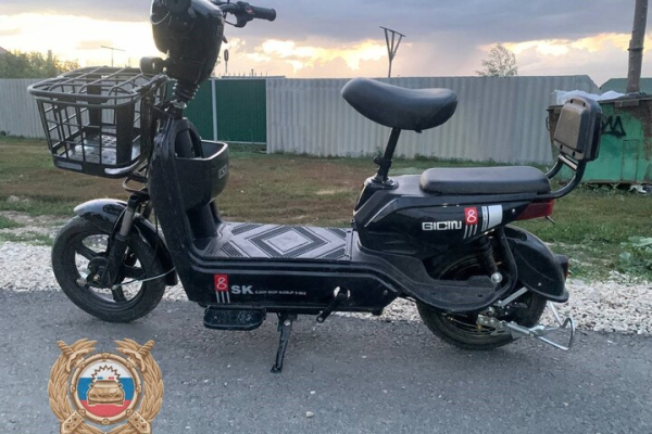 Подросток на электроскутере попал в аварию, пикап врезался в дерево