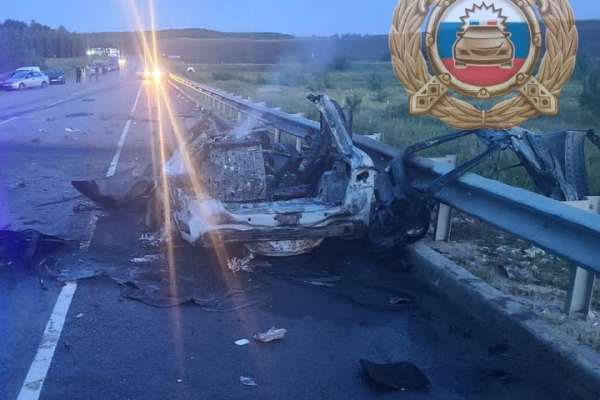 На трассе столкнулись две легковушки и фура: есть погибший и пострадавший