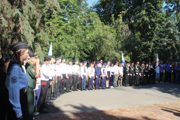 День ВМФ в Саратове: в &laquo;Липках&raquo; прошел митинг, в Волгу опустили венок в честь погибших воинов (фоторепортаж)