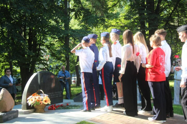 День ВМФ в Саратове: в &laquo;Липках&raquo; прошел митинг, в Волгу опустили венок в честь погибших воинов (фоторепортаж)