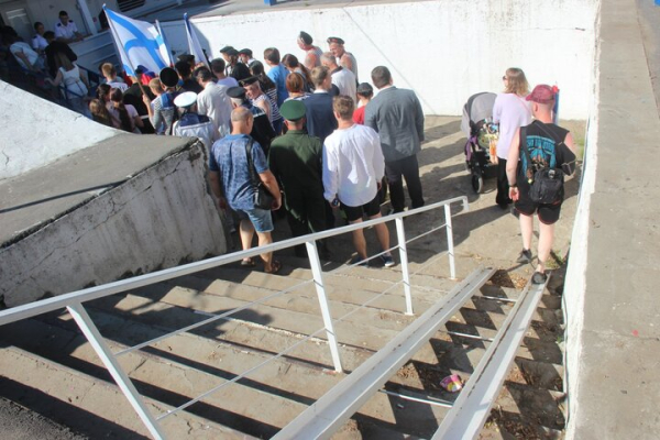 День ВМФ в Саратове: в &laquo;Липках&raquo; прошел митинг, в Волгу опустили венок в честь погибших воинов (фоторепортаж)