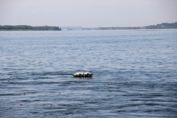 День ВМФ в Саратове: в &laquo;Липках&raquo; прошел митинг, в Волгу опустили венок в честь погибших воинов (фоторепортаж)