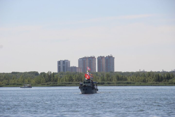 День ВМФ в Саратове: в &laquo;Липках&raquo; прошел митинг, в Волгу опустили венок в честь погибших воинов (фоторепортаж)