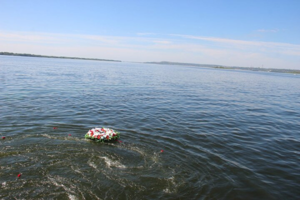 День ВМФ в Саратове: в &laquo;Липках&raquo; прошел митинг, в Волгу опустили венок в честь погибших воинов (фоторепортаж)