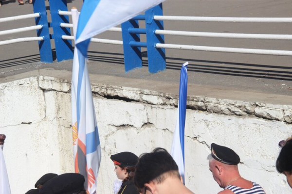 День ВМФ в Саратове: в &laquo;Липках&raquo; прошел митинг, в Волгу опустили венок в честь погибших воинов (фоторепортаж)