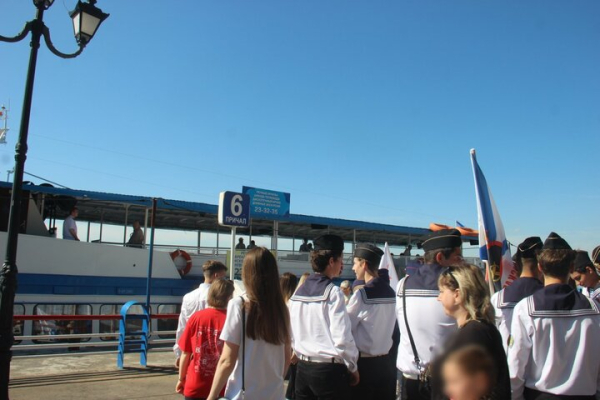 День ВМФ в Саратове: в &laquo;Липках&raquo; прошел митинг, в Волгу опустили венок в честь погибших воинов (фоторепортаж)