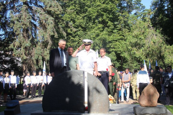 День ВМФ в Саратове: в &laquo;Липках&raquo; прошел митинг, в Волгу опустили венок в честь погибших воинов (фоторепортаж)