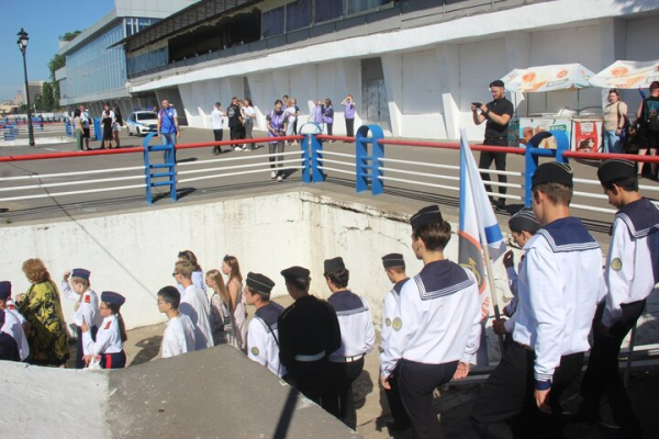 День ВМФ в Саратове: в &laquo;Липках&raquo; прошел митинг, в Волгу опустили венок в честь погибших воинов (фоторепортаж)