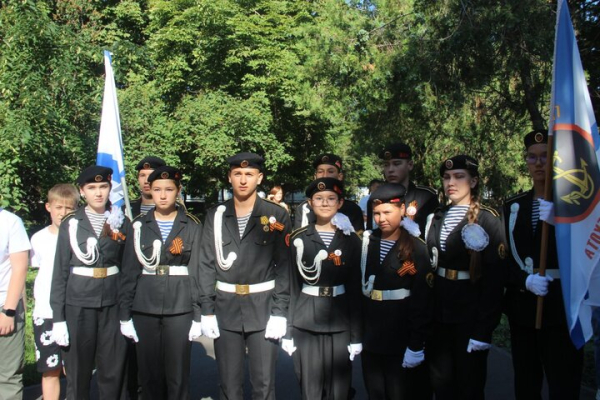 День ВМФ в Саратове: в &laquo;Липках&raquo; прошел митинг, в Волгу опустили венок в честь погибших воинов (фоторепортаж)