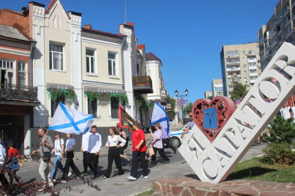 День ВМФ в Саратове: в &laquo;Липках&raquo; прошел митинг, в Волгу опустили венок в честь погибших воинов (фоторепортаж)