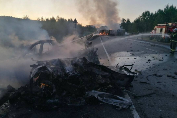 На трассе столкнулись две легковушки и фура: есть погибший и пострадавший