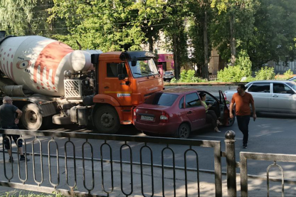 На проспекте 50 лет Октября в час пик столкнулись бетономешалка и легковушка