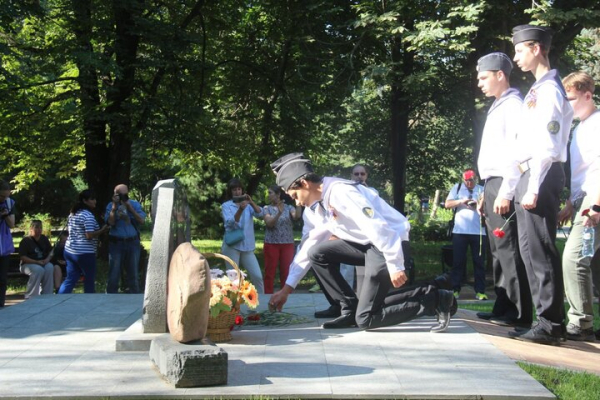 День ВМФ в Саратове: в &laquo;Липках&raquo; прошел митинг, в Волгу опустили венок в честь погибших воинов (фоторепортаж)