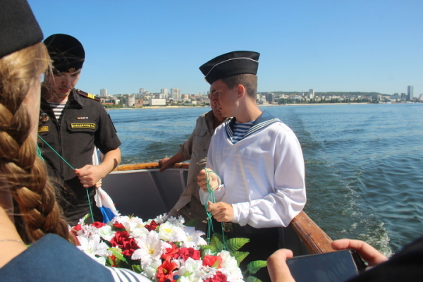 День ВМФ в Саратове: в &laquo;Липках&raquo; прошел митинг, в Волгу опустили венок в честь погибших воинов (фоторепортаж)