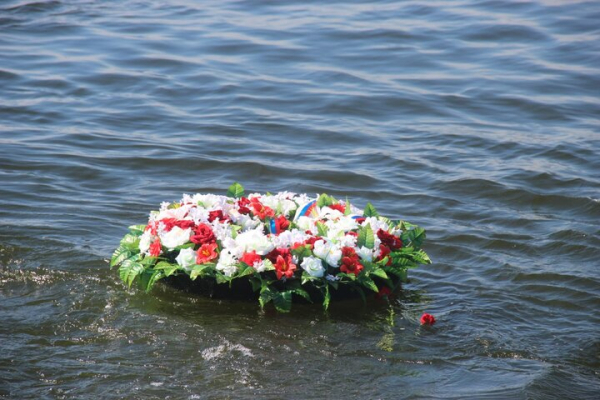 День ВМФ в Саратове: в &laquo;Липках&raquo; прошел митинг, в Волгу опустили венок в честь погибших воинов (фоторепортаж)