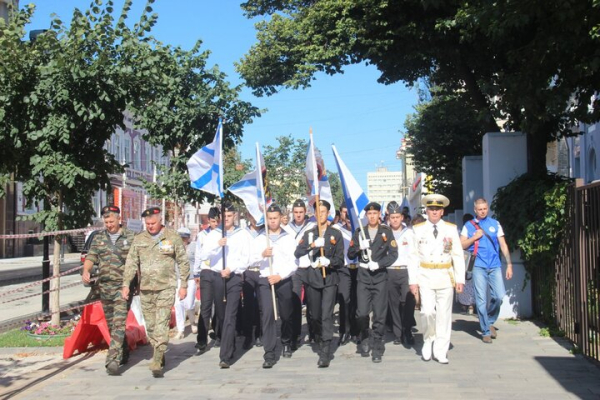 День ВМФ в Саратове: в &laquo;Липках&raquo; прошел митинг, в Волгу опустили венок в честь погибших воинов (фоторепортаж)