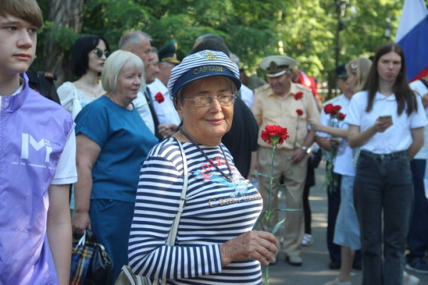 День ВМФ в Саратове: в &laquo;Липках&raquo; прошел митинг, в Волгу опустили венок в честь погибших воинов (фоторепортаж)