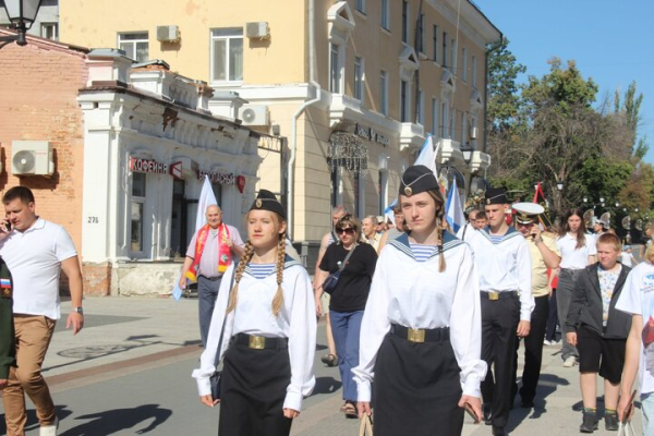 День ВМФ в Саратове: в &laquo;Липках&raquo; прошел митинг, в Волгу опустили венок в честь погибших воинов (фоторепортаж)