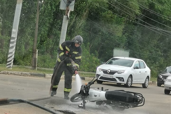 На выезде из Энгельса ВАЗ столкнулся с мотоциклом: потребовалась помощь пожарных