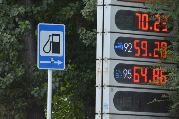 Ещё на 30 копеек за неделю: на саратовских АЗС продолжается безудержный рост цен на бензин