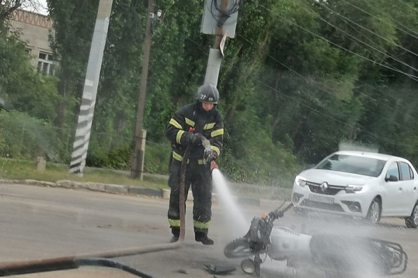 На выезде из Энгельса ВАЗ столкнулся с мотоциклом: потребовалась помощь пожарных