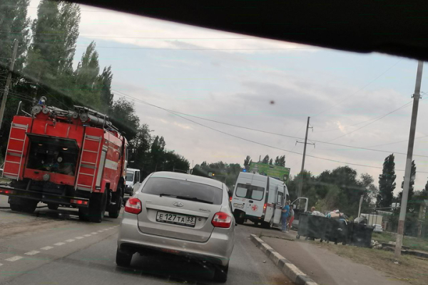 На выезде из Энгельса ВАЗ столкнулся с мотоциклом: потребовалась помощь пожарных