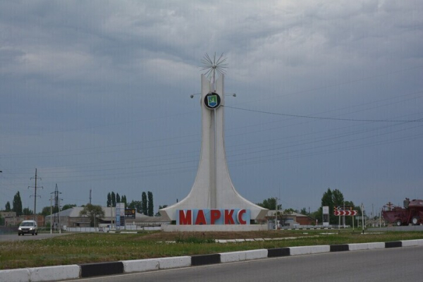 Обвиняемым в превышении должностных полномочий экс-главе Марксовского района и его заму продлили меру пресечения