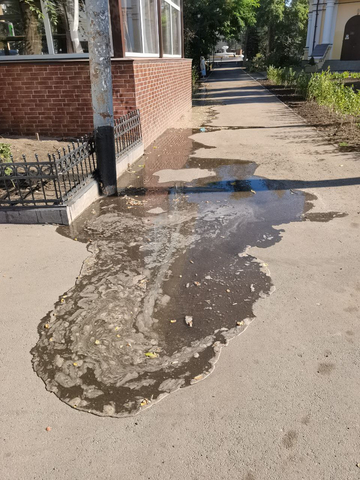 &laquo;Вот тебе, бабушка, и фонтан&raquo;: на Ильинской площади затопило сквер, о благоустройстве которого регулярно отчитывается администрация (фото)