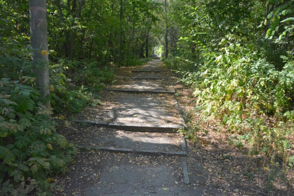 Парк советского периода. Показываем чудовищный сквер на окраине Саратова, на десятки лет забытый властями