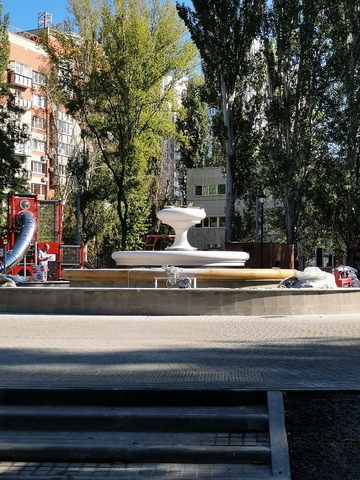 &laquo;Вот тебе, бабушка, и фонтан&raquo;: на Ильинской площади затопило сквер, о благоустройстве которого регулярно отчитывается администрация (фото)