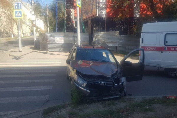 В центре Саратова BMW столкнулся с &laquo;Грантой&raquo;: пострадали три человека