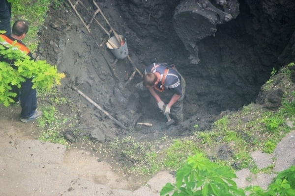 Ведро с чопиками: житель Саратова подсмотрел в окно, как в городе осваивают деньги на &laquo;ремонте&raquo; проржавевших труб