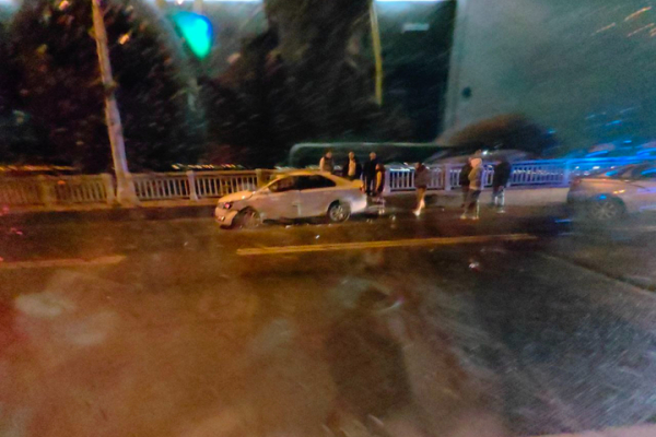 Массовая авария на мосту стала причиной гигантской пробки в Саратове и Энгельсе