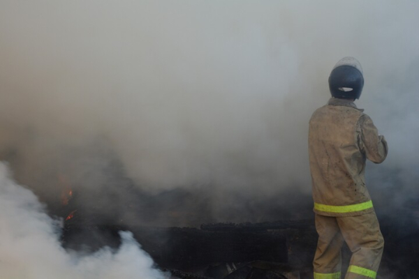Масштабный пожар в Саратове: огонь охватил двухэтажное здание