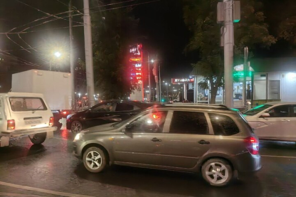 Массовая авария на мосту стала причиной гигантской пробки в Саратове и Энгельсе