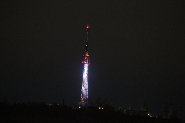 На телебашне в Саратове покажут красочные переливы и салют