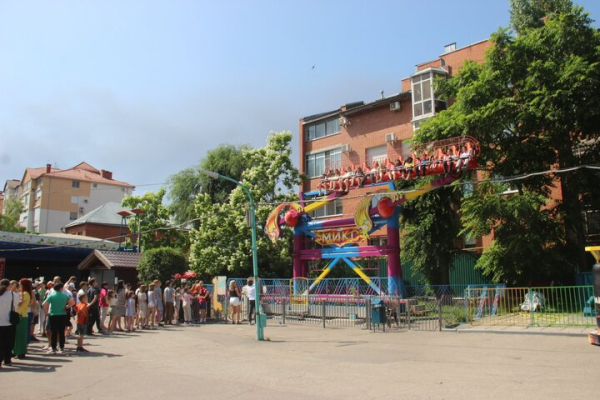 Благотворительная акция для сотен детей в Городском парке Саратова (фото)