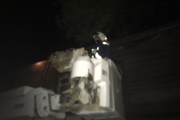 В Октябрьском районе пьяный мужчина залез на крышу двухэтажного дома и не смог спуститься вниз. Ему помогли спасатели