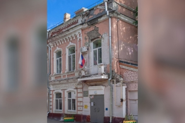 «Фонтан сделали, а на детей денег нет?»: чиновников пристыдили за позорный детский сад в центре Саратова «Фонтан сделали, а на детей денег нет?»: чиновников пристыдили за позорный детский сад в центре Саратова